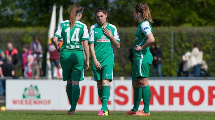 v.li.: Reena Wichmann (SV Werder Bremen, 14), Manjou Wilde (SV Werder Bremen, 37) und Lisa-Marie Scholz (SV Werder Bremen, 7) enttäuscht schauend, Enttäuschung über das verlorene Spiel, die Niederlage und den Abstieg, Fussball, Allianz Frauen-Bundesliga, SV Werder Bremen - SGS Essen, xobx