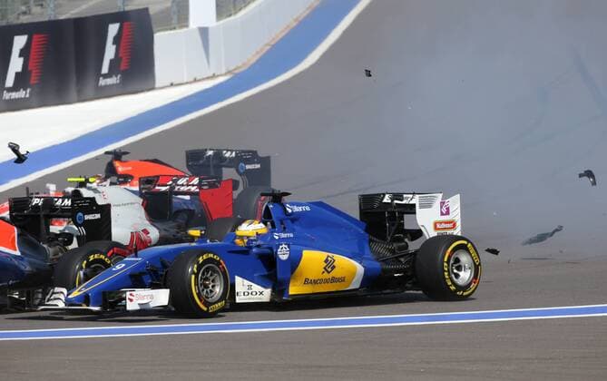 SOCHI, RUSSIA. MAY 1, 2016. Swedish driver Marcus Ericsson (front) of the Sauber F1 team and German driver Pascal Wehrlein (background) of the Manor Racing F1 team compete in the 2016 Formula 1 Russian Grand Prix at the Sochi Autodrom Circuit in Olympic Park. Sergei Savostyanov TASS  TS0217BD