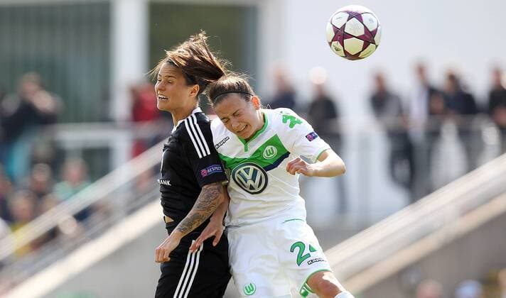 v.li.: Dzsenifer Marozsan (1. FFC Frankfurt) und Marie Joelle Wedemeyer (VfL Wolfsburg) im Zweikampf, Duell, duel, tackle, Aktion, Action Kopfball, header , Fussball, UEFA Women s Champions League, 1. FFC Frankfurt - VfL Wolfsburg, xmrx