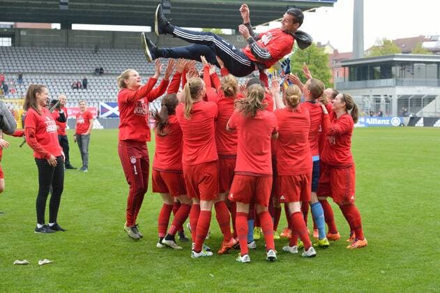 Bilder des Tages - SPORT Team des FC Bayern, Schlussjubel, die Mannschaft wirft Thomas Woerle, Trainer (FC Bayern Muenchen - Frauenfussball) in die Luft, FC Bayern Muenchen Frauen vs Bayer 04 Leverkusen, 01.05.16