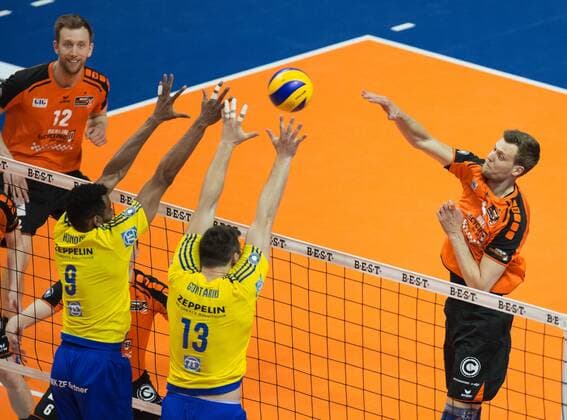 Berlin, Deutschland, 01.05.2016: Volleyball Bundesliga Saison 2015 2016 Playoff Finale Spiel 3 - Berlin Recycling Volleys - VfB Friedrichshafen. Robert Kromm (BR Volleys 3) gegen den Block aus Marc-Anthony Honore (VfB Friedrichshafen 9) und Adrian Gontariu (VfB Friedrichshafen 13)