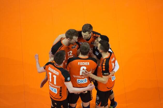 Berlin, Deutschland, 01.05.2016: Volleyball Bundesliga Saison 2015 2016 Playoff Finale Spiel 3 - Berlin Recycling Volleys - VfB Friedrichshafen. Jubel BR Volleys Tsimafei Zhukouski (BR Volleys 11), Paul Carroll (BR Volleys 12), Robert Kromm (BR Volleys 3), Felix Fischer (BR Volleys 6), Erik Shoji (BR Volleys 2), Paul Lotman (BR Volleys 9)