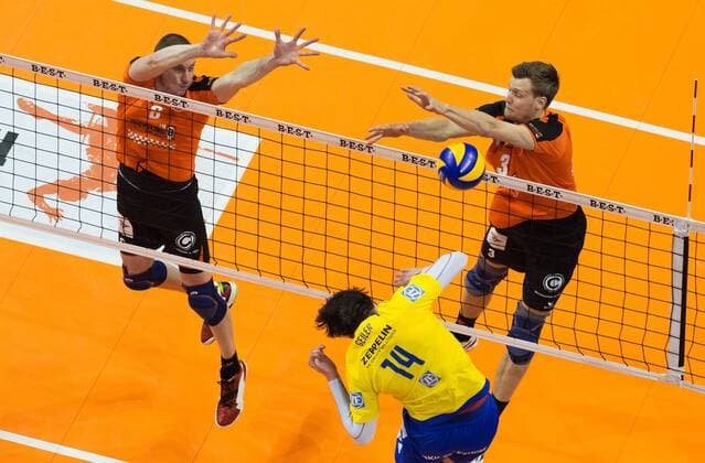 Berlin, Deutschland, 01.05.2016: Volleyball Bundesliga Saison 2015 2016 Playoff Finale Spiel 3 - Berlin Recycling Volleys - VfB Friedrichshafen. Baptiste Geiler (VfB Friedrichshafen 14) gegen den Block aus Felix Fischer (BR Volleys 6), Robert Kromm (BR Volleys 3)