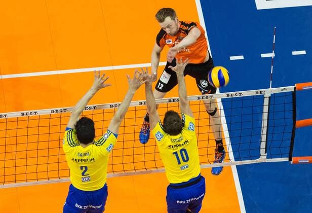 Berlin, Deutschland, 01.05.2016: Volleyball Bundesliga Saison 2015 2016 Playoff Finale Spiel 3 - Berlin Recycling Volleys - VfB Friedrichshafen. Paul Carroll (BR Volleys 12) gegen den Block aus Maximiliano Gauna (VfB Friedrichshafen 2) und Simon Tischer (VfB Friedrichshafen 10)