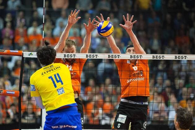 Berlin, Deutschland, 01.05.2016: Volleyball Bundesliga Saison 2015 2016 Playoff Finale Spiel 3 - Berlin Recycling Volleys - VfB Friedrichshafen. Baptiste Geiler (VfB Friedrichshafen 14) gegen den Block aus Paul Carroll (BR Volleys 12) und Felix Fischer (BR Volleys 6)