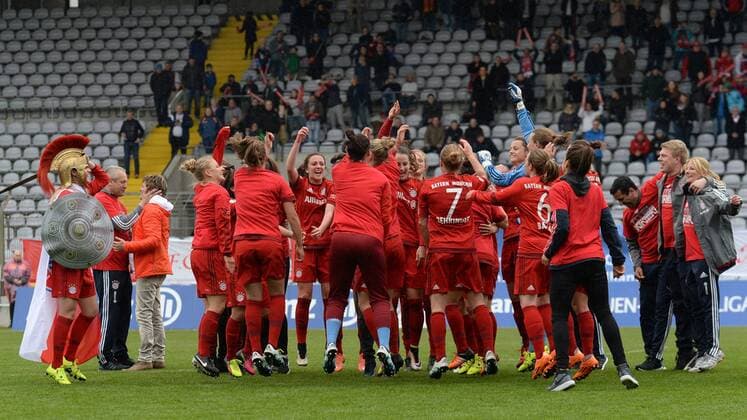 v.li.: Spielerinnen des FC Bayern feiern die Deutsche Meisterschaft, Freude, freundlich, fröhlich, strahlend, optimistisch , Fussball, Allianz Frauen-Bundesliga, FC Bayern München - Bayer 04 Leverkusen, xslx