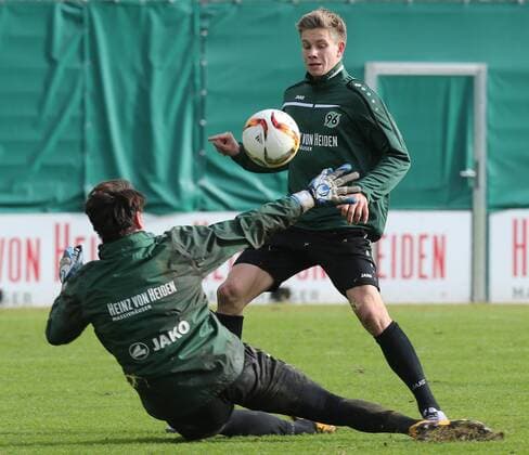 23.2.2016 , Fußball , Hannover 96 , Bundesliga , Saison 2015-16, FOTO: localpic Niklas Feierabend gegen Samuel Radlinger Fußball , Hannover 96