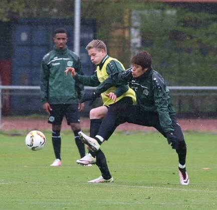 27.4.2016 , Fußball , Hannover 96 , Bundesliga , Saison 2015-16, FOTO: Florian Petrow : Training: Letztes Training von Niklas Feierabend - hier gegen Hiroki Sakai Fußball , Hannover 96