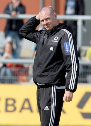 Frankfurt am Main 01.05.2016, xfux, Fussball UEFA Champions League Halbfinale Rueckspiel, 1.FFC Frankfurt - VfL Wolfsburg, emspor , v.l. Trainer Matt Ross (1.FFC Frankfurt) enttaeuscht, enttaeuscht schauend, dissapointed gibt Anweisungen, gestikuliert, mit den Armen gestikulieren gives instructions, gesticulate, gesticolando.