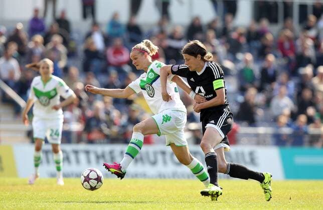 v.li.: Alexandra Popp (VfL Wolfsburg) und Kerstin Garefrekes (1. FFC Frankfurt) im Zweikampf, Duell, duel, tackle, Aktion, Action , Fussball, UEFA Women s Champions League, 1. FFC Frankfurt - VfL Wolfsburg, xmrx