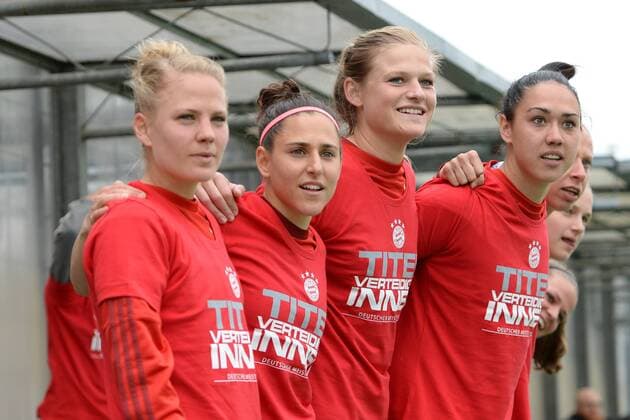 v.li.: Leonie Maier (FC Bayern München, FCB, 20) Veronica Boquete Giadans (FC Bayern München , 4) Carina Wenninger (FC Bayern München, FCB, 19) Manuela Zinsberger (Torwart, Torfrau, FC Bayern München, FCB, 31) Caroline Abbe (FC Bayern München, FCB, 5) Vivianne Miedema (FC Bayern München, FCB, 10) Melanie Leupolz (FC Bayern München, FCB, 8) warten in den Meistertshirts auf dem Schlusspfif, Freude, freundlich, fröhlich, strahlend, optimistisch, Fussball, Allianz Frauen-Bundesliga, FC Bayern München - Bayer 04 Leverkusen, xslx