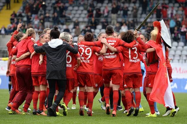 v.li.: Spielerinnen des FC Bayern München feiern den Gewinn der Deutschen Meisterschaft, Freude, freundlich, fröhlich, strahlend, optimistisch, jubeln, Jubel, Fussball, Allianz Frauen-Bundesliga, FC Bayern München - Bayer 04 Leverkusen, xslx