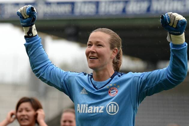 v.li.: Tinja-Riikka Korpela (Torwart, Torfrau, FC Bayern München, FCB, 32) hebt jubelnd die Hände, Porträt, Portrait , Fussball, Allianz Frauen-Bundesliga, FC Bayern München - Bayer 04 Leverkusen, xslx