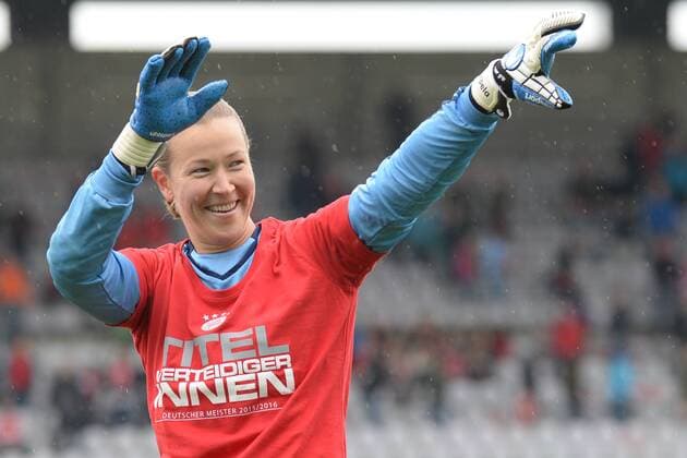 v.li.: Tinja-Riikka Korpela (Torwart, Torfrau, FC Bayern München, FCB, 32) im Meistershirt, Meister-T-Shirt, bedankt sich bei den Fans, bedanken, Dank, Feiern, optimistisch, Einzelbild, Aktion, Action Porträt, Portrait , Fussball, Allianz Frauen-Bundesliga, FC Bayern München - Bayer 04 Leverkusen, xslx
