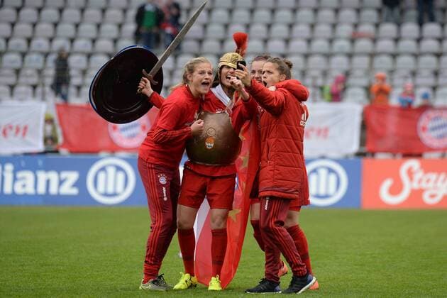v.li.: Carina Wenninger (FC Bayern München, FCB, 19) Raffaella Manieri (FC Bayern München, FCB, 21) im Römergewand, Viktoria Schnaderbeck (FC Bayern München, FCB, 25) Laura Feiersinger (FC Bayern München, FCB, 27) machen ein Selfie, feiern dend Gewinn der Deutschen Meisterschaft, Freude, freundlich, fröhlich, strahlend, optimistisch, Fussball, Allianz Frauen-Bundesliga, FC Bayern München - Bayer 04 Leverkusen, xslx