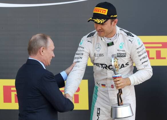 Bilder des Tages - SPORT SOCHI, RUSSIA. MAY 1, 2016. Russia s President Vladimir Putin (L) and German driver Nico Rosberg of the Mercedes AMG Petronas F1 team, the winner of the 2016 Formula 1 Russian Grand Prix, shake hands at an awards ceremony, at the Sochi Autodrom Circuit in Olympic Park. Sergei Savostyanov TASS  TS0217D8