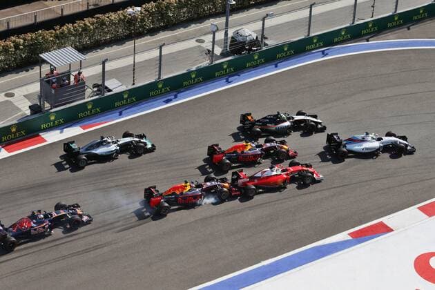 Russian Grand Prix, Sochi 28 April - 1 May 2016 Daniil Kvyat (RUS) Red Bull Racing RB12 crashes into Sebastian Vettel (GER) Ferrari SF16-H at the start of the race. 01.05.2016. 