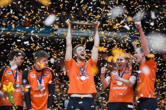 Themen der Woche - Sport Bilder des Tages - SPORT Berlin, Deutschland, 01.05.2016: Volleyball Bundesliga Saison 2015 2016 Playoff Finale Spiel 3 - Berlin Recycling Volleys - VfB Friedrichshafen. Die BR Volleys sind deutscher Volleyball Meister 2016. Jubel mit Meisterschale v.li. Nicolas Le Goff (BR Volleys 7), Ruben Schott (BR Volleys 13), Paul Carroll (BR Volleys 12), Felix Fischer (BR Volleys 6), Sebastian Kühner Kuehner (BR Volleys 20)