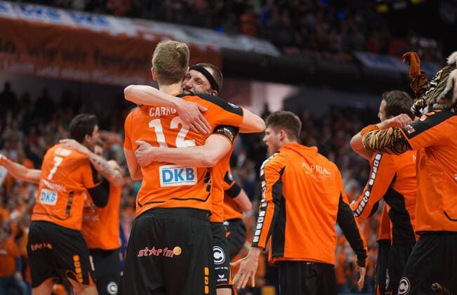 Berlin, Deutschland, 01.05.2016: Volleyball Bundesliga Saison 2015 2016 Playoff Finale Spiel 3 - Berlin Recycling Volleys - VfB Friedrichshafen. Jubel nach Spielschluss Paul Carroll (BR Volleys 12) und Felix Fischer (BR Volleys 6). Die BR Volleys sind deutscher Volleyball Meister 2016