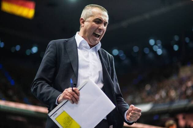 Berlin, Deutschland, 01.05.2016: Volleyball Bundesliga Saison 2015 2016 Playoff Finale Spiel 3 - Berlin Recycling Volleys - VfB Friedrichshafen. Trainer Roberto Serniotti (BR Volleys) jubelt - Die BR Volleys sind deutscher Volleyball Meister 2016.