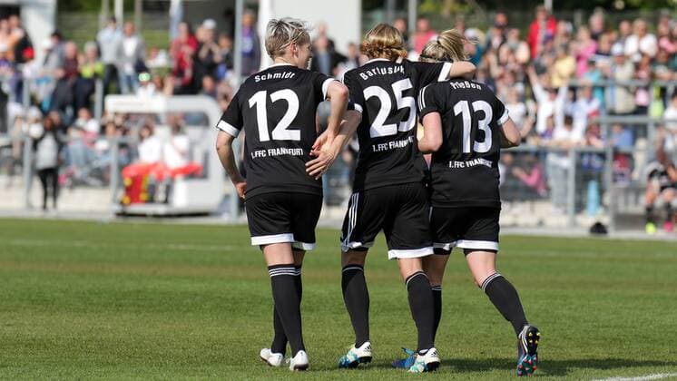 v.li.: Sophie Schmidt (Frankfurt, 12), Saskia Bartusiak (Frankfurt, 25) jubeln mit Torschützin Marith Prießen (Marith Priessen, Frankfurt, 13) über das 1:0, Jubel, Torjubel, Torerfolg, celebrate the goal, goal, celebration, Jubel ueber das Tor, optimistisch, Action, Aktion, Fussball, UEFA Women s Champions League, 1. FFC Frankfurt - VfL Wolfsburg, xozx