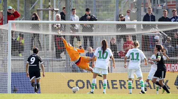 v.li.: Almuth Schult (VfL Wolfsburg) chancenlos, Marith Prießen (1. FFC Frankfurt) nicht im Bild, not pictured, erzielt das Tor zum 0:1, scores the goal, Aktion, Action , Fussball, UEFA Women s Champions League, 1. FFC Frankfurt - VfL Wolfsburg, xmrx