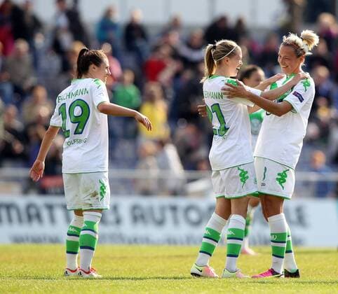 v.li.: Lara Dickenmann (VfL Wolfsburg) und Zsanett Jakabfi (VfL Wolfsburg) lacht, Lächeln, Freude , Fussball, UEFA Women s Champions League, 1. FFC Frankfurt - VfL Wolfsburg, xmrx