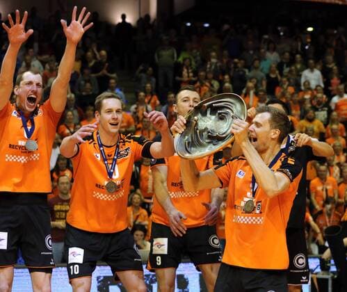 Robert Kromm mit Meisterschale, Felix Fischer, Sebastian Kühner, Paul Lotman Deutscher Meister Sieger Gewinner Volleyball Play Off Finale Bundesliga Herren Saison 2015 2016 01.05.2016 BR Volleys Berlin BRV vs. VfB Friedrichshafen