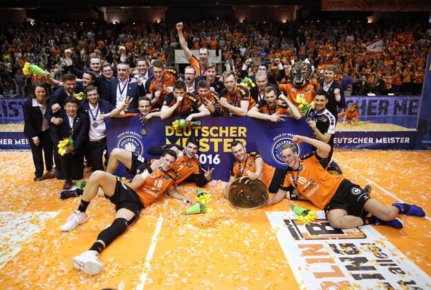 Deutscher Meister Sieger Gewinner Berlin Recycling Volleys BRV Mannschaftsfoto Siegerfoto Volleyball Play Off Finale Bundesliga Herren Saison 2015 2016 01.05.2016 BR Volleys Berlin BRV vs. VfB Friedrichshafen
