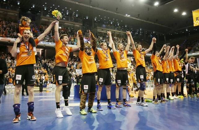 Deutscher Meister Sieger Gewinner Berlin Recycling Volleys BRV la Ola vor den Fans Mannschaftsjubel Volleyball Play Off Finale Bundesliga Herren Saison 2015 2016 01.05.2016 BR Volleys Berlin BRV vs. VfB Friedrichshafen