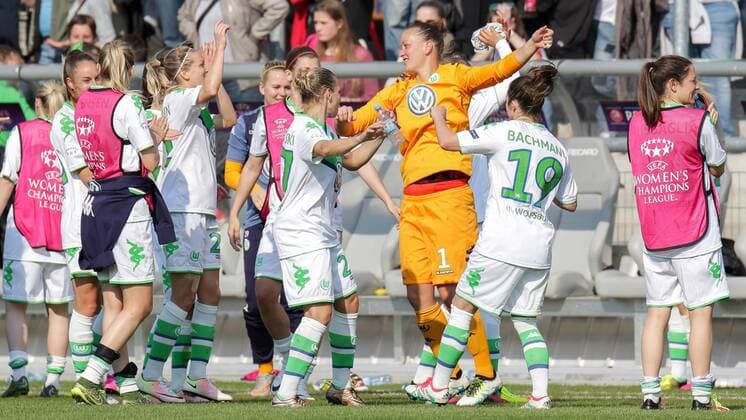 Die Spielerinnen ndes VfL Wolfsburg feiern den Einzug ins Finale, Endspiel, Jubel, Freude trotz 1:0 Auswärtsniederlage xozx