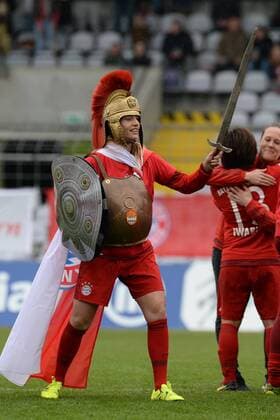 v.li.: Raffaella Manieri (FC Bayern München, FCB, 21) im Römergewand mit Helm Panzer, Schwert und Meisterschale als Schild, im Hintergrund wird Mana Iwabuchi (FC Bayern München, FCB, 13) von Vanessa Bürki (Vanessa Buerki, FC Bayern München, FCB, 9) umarmt, Meisterfeier, Deutsche Meisterschaft, Freude, freundlich, fröhlich, strahlend, optimistisch, Jubel, umarmt , Fussball, Allianz Frauen-Bundesliga, FC Bayern München - Bayer 04 Leverkusen, xslx