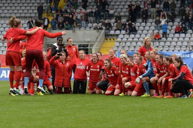 v.li.: Die Spielerinnen des FC Bayern München feiern den Gewinn der Deutschen Meisterschaft, Melanie Leupolz (FC Bayern München, FCB, 8) und Manuela Zinsberger (Torwart, Torfrau, FC Bayern München, FCB, 31) feuern die Mannschaft an, Fussball, Allianz Frauen-Bundesliga, FC Bayern München - Bayer 04 Leverkusen, xslx