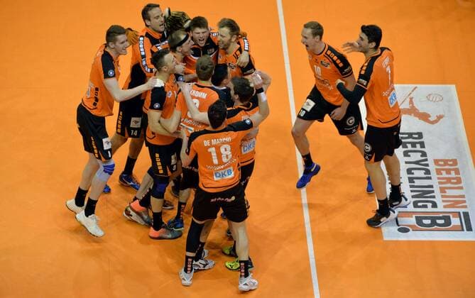 Volleyball Herren Bundesliga Berlin 01.05.2016 Max Schmeling Halle Berlin Playoff Finale 3. Spiel Berlin Recycling Volleys geg VfB Friedrichshafen 3 : 0 Berlin ist Deutscher Meister 2015 2016 vlnr ua Arpad BAROTI 8 scc Tomas KMET 14 scc Paul LOTMAN 9 scc Felix FISCHER 6 scc Tsimafei ZHUKOUSKI 11 scc Francesco DE MARCHI 15 scc Sebastian KUEHNER ( KÜHNER ) 10 scc Nicolas LE GOFF 7 scc