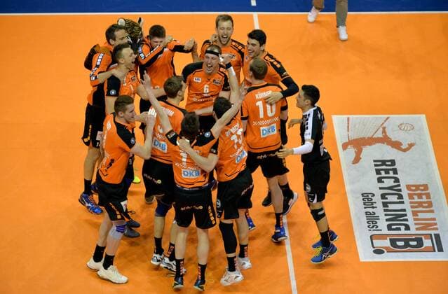Volleyball Herren Bundesliga Berlin 01.05.2016 Max Schmeling Halle Berlin Playoff Finale 3. Spiel Berlin Recycling Volleys geg VfB Friedrichshafen 3 : 0 Berlin ist Deutscher Meister 2015 2016 vlnr ua Arpad BAROTI 8 scc Tomas KMET 14 scc Paul LOTMAN 9 scc Felix FISCHER 6 scc 8 MITTE )Tsimafei ZHUKOUSKI 11 scc Francesco DE MARCHI 15 scc Sebastian KUEHNER ( KÜHNER ) 10 scc Nicolas LE GOFF 7 scc Kawika SHOJI 2 scc