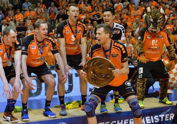 Volleyball Herren Bundesliga Berlin 01.05.2016 Max Schmeling Halle Berlin Playoff Finale 3. Spiel Berlin Recycling Volleys geg VfB Friedrichshafen 3 : 0 Berlin ist Deutscher Meister 2015 2016 vlnr Felix FISCHER 6 scc Sebastian KUEHNER ( KÜHNER ) 10 scc Paul LOTMAN 9 scc Robert KROMM 3 scc mit Pokal Kawika SHOJI 2 scc Maskottchen