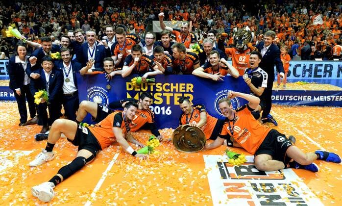 Volleyball Herren Bundesliga Berlin 01.05.2016 Max Schmeling Halle Berlin Playoff Finale 3. Spiel Berlin Recycling Volleys geg VfB Friedrichshafen 3 : 0 Berlin ist Deutscher Meister 2015 2016 Teamfoto mit Pokal