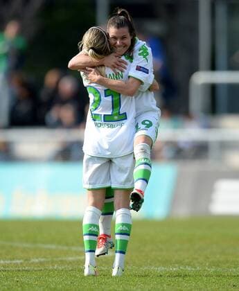 Frankfurt am Main 01.05.2016, xfux, Fussball UEFA Champions League Halbfinale Rueckspiel, 1.FFC Frankfurt - VfL Wolfsburg, emspor , v.l. Lara Dickenmann (VfL Wolfsburg), Ramona Bachmann (VfL Wolfsburg) jubeln jubelt nach Spielende.