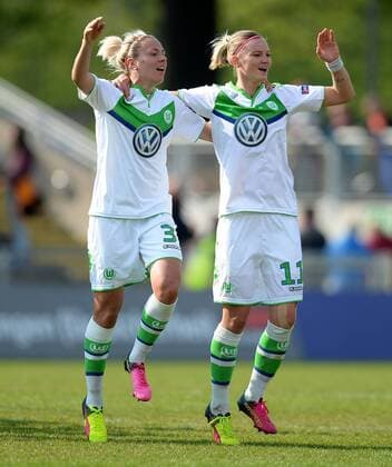Frankfurt am Main 01.05.2016, xfux, Fussball UEFA Champions League Halbfinale Rueckspiel, 1.FFC Frankfurt - VfL Wolfsburg, emspor , v.l. Zsanett Jakabfi (VfL Wolfsburg), Alexandra Popp (VfL Wolfsburg) jubeln jubelt nach Spielende.