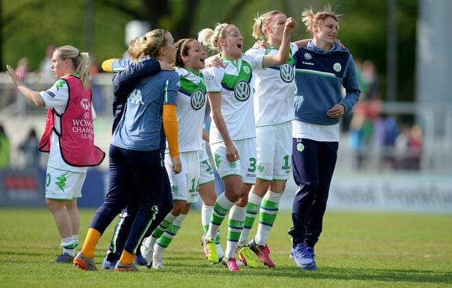 Frankfurt am Main 01.05.2016, xfux, Fussball UEFA Champions League Halbfinale Rueckspiel, 1.FFC Frankfurt - VfL Wolfsburg, emspor , v.l. Vanessa Bernauer (VfL Wolfsburg), Zsanett Jakabfi (VfL Wolfsburg), Alexandra Popp (VfL Wolfsburg) und Spielerinnen jubeln jubelt nach Spielende.