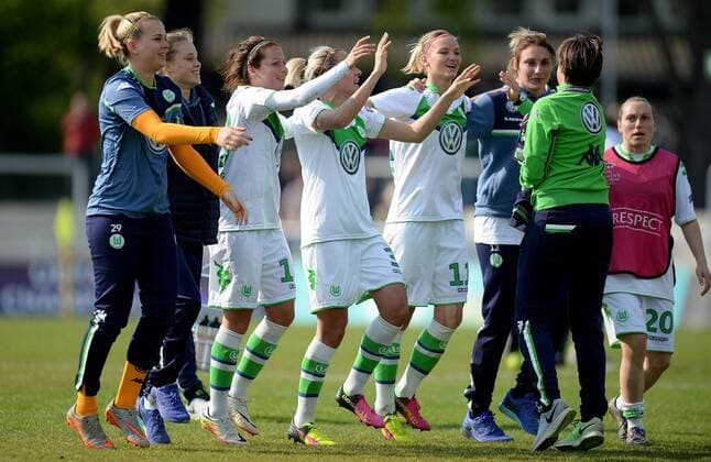 Frankfurt am Main 01.05.2016, xfux, Fussball UEFA Champions League Halbfinale Rueckspiel, 1.FFC Frankfurt - VfL Wolfsburg, emspor , v.l. Vanessa Bernauer (VfL Wolfsburg), Zsanett Jakabfi (VfL Wolfsburg), Alexandra Popp (VfL Wolfsburg) jubeln jubelt nach Spielende.