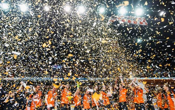 Berlin, Deutschland, 01.05.2016: Volleyball Bundesliga Saison 2015 2016 Playoff Finale Spiel 3 - Berlin Recycling Volleys - VfB Friedrichshafen. Die BR Volleys sind deutscher Volleyball Meister 2016. Siegerfoto mit Meisterschale und Konfetti.