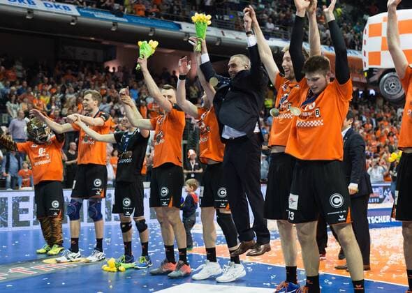 Berlin, Deutschland, 01.05.2016: Volleyball Bundesliga Saison 2015 2016 Playoff Finale Spiel 3 - Berlin Recycling Volleys - VfB Friedrichshafen. Schlussjubel Trainer Roberto Serniotti (BR Volleys) und Mannschaft. Die BR Volleys sind deutscher Volleyball Meister 2016