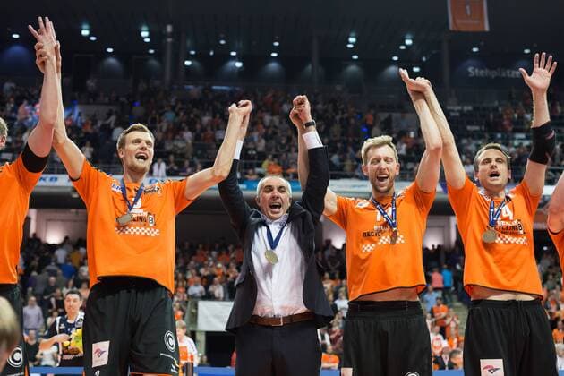 Berlin, Deutschland, 01.05.2016: Volleyball Bundesliga Saison 2015 2016 Playoff Finale Spiel 3 - Berlin Recycling Volleys - VfB Friedrichshafen. Schlussjubel Robert Kromm (BR Volleys 3), Trainer Roberto Serniotti (BR Volleys), Paul Carroll (BR Volleys 12), Tomas Kmet (BR Volleys 14). Die BR Volleys sind deutscher Volleyball Meister 2016