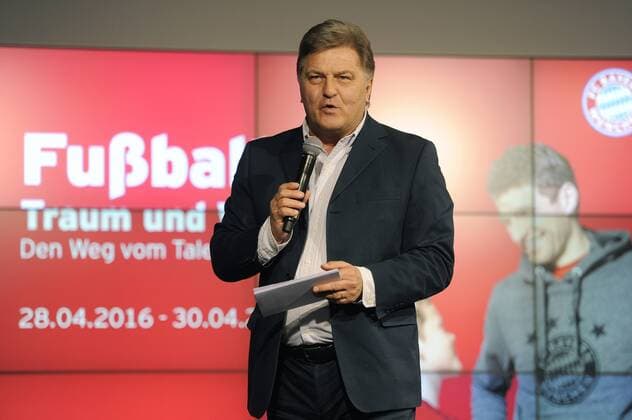 Mediendirektor Markus HOERWICK am Mikrofon,Einzelbild,angeschnittenes Einzelmotiv,Halbfigur,halbe Figur anlaesslich der Eroeffnung der Sonderausstellung Fußballprofi Ð Traum und Wirklichkeit am 29.04.2016 in der Erlebniswelt der Allianz Arena,Mikrofone.Medien.