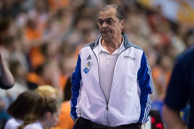 01.05.2016, Max Schmeling Halle, Berlin Volleyball, Bundesliga Maenner, Play-offs Finale, Berlin Recycling Volleys vs. VfB Friedrichshafen Stelian Moculescu (Trainer Coach Friedrichshafen) enttäuscht enttaeuscht traurig