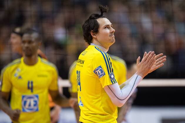 01.05.2016, Max Schmeling Halle, Berlin Volleyball, Bundesliga Maenner, Play-offs Finale, Berlin Recycling Volleys vs. VfB Friedrichshafen Baptiste Geiler ( 14 Friedrichshafen) enttäuscht enttaeuscht traurig