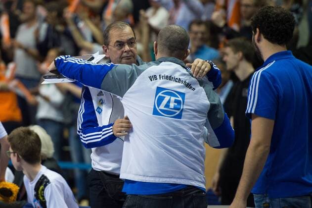 01.05.2016, Max Schmeling Halle, Berlin Volleyball, Bundesliga Maenner, Play-offs Finale, Berlin Recycling Volleys vs. VfB Friedrichshafen Stelian Moculescu (Trainer Coach Friedrichshafen), Marco Fenoglio (Co-Trainer Friedrichshafen) nach Niederlage
