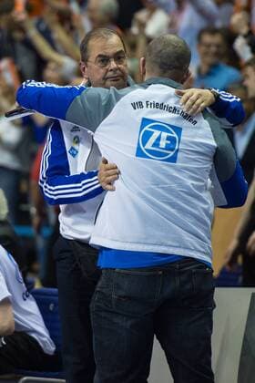 01.05.2016, Max Schmeling Halle, Berlin Volleyball, Bundesliga Maenner, Play-offs Finale, Berlin Recycling Volleys vs. VfB Friedrichshafen Stelian Moculescu (Trainer Coach Friedrichshafen), Marco Fenoglio (Co-Trainer Friedrichshafen) nach Niederlage