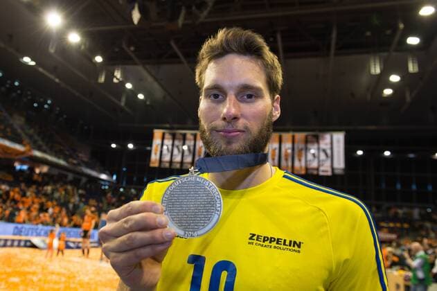 01.05.2016, Max Schmeling Halle, Berlin Volleyball, Bundesliga Maenner, Play-offs Finale, Berlin Recycling Volleys vs. VfB Friedrichshafen Simon Tischer ( 10 Friedrichshafen) mit Silbermedaille Medaille